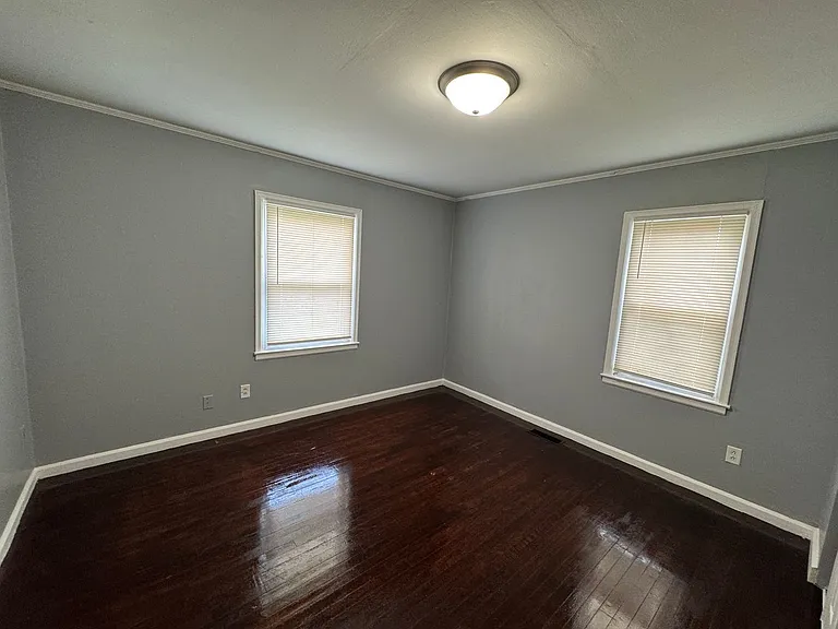 712 Melvenia St — Photo 17