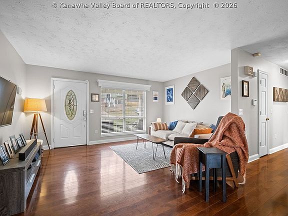 4th image of 218 Pine Cir