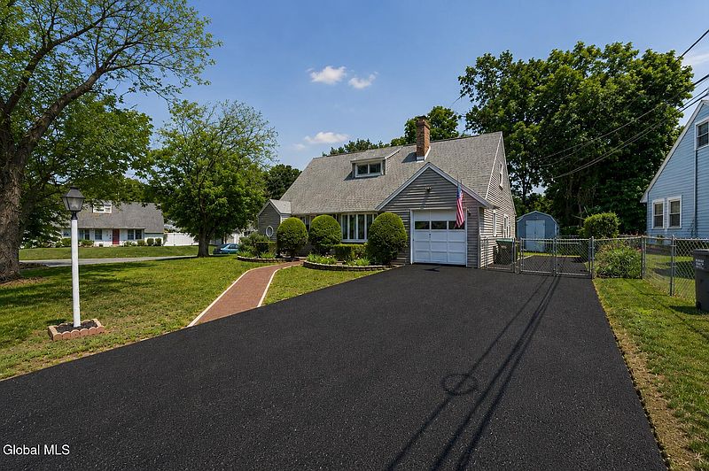 2nd image of 5 Knob Hill Road