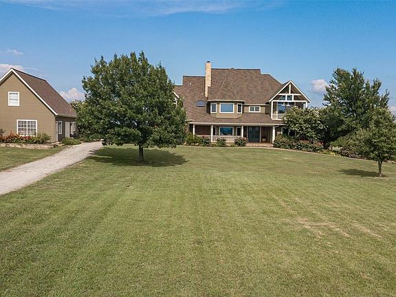 2nd image of 697 Hollyridge Ln