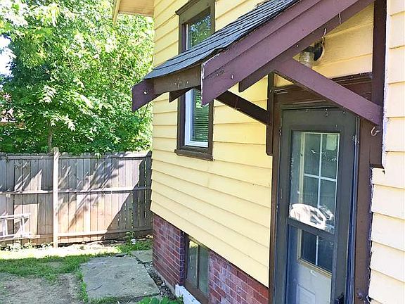 4th image of 327 W Richmond Ave