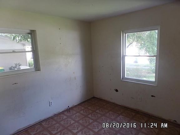4th image of 22 Caswell Cir