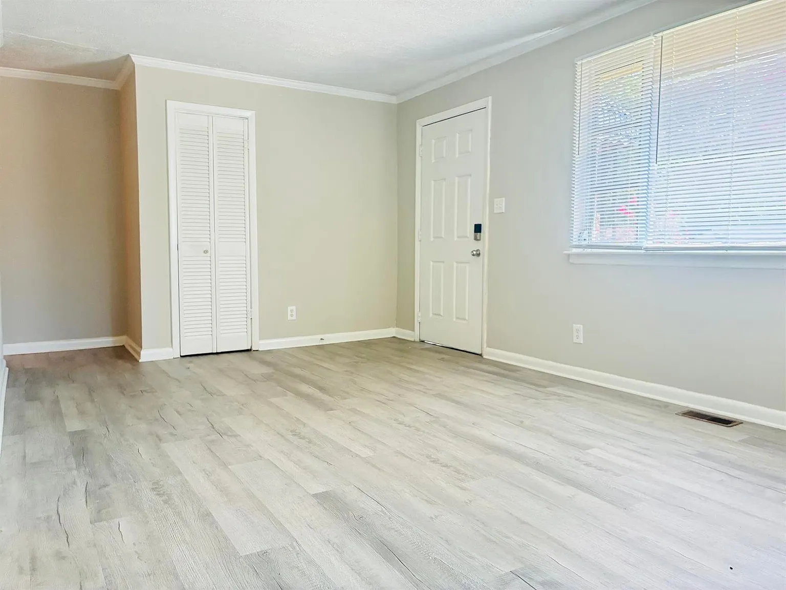 1733 Finchley — Photo 1