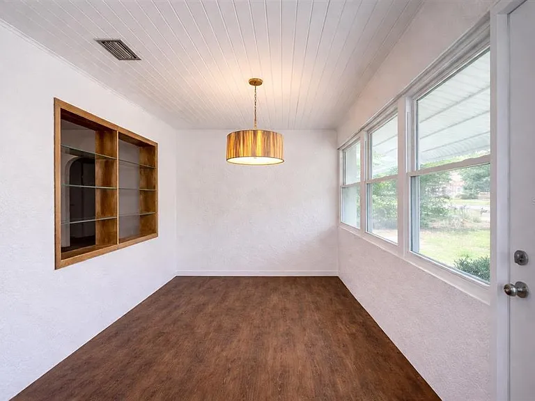403 E Johnson Ave — Photo 2