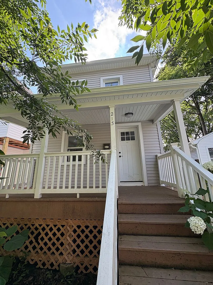 Gorgeous 3 bedroom 1 1/2 bathroom Single Family House — Photo 1