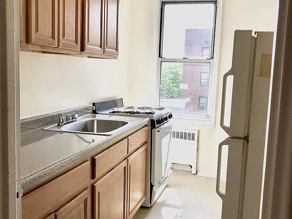 4th image of 2215 Cruger Ave APT 5C