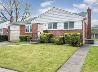 18 Dolphin Dr, Farmingdale, NY 11735