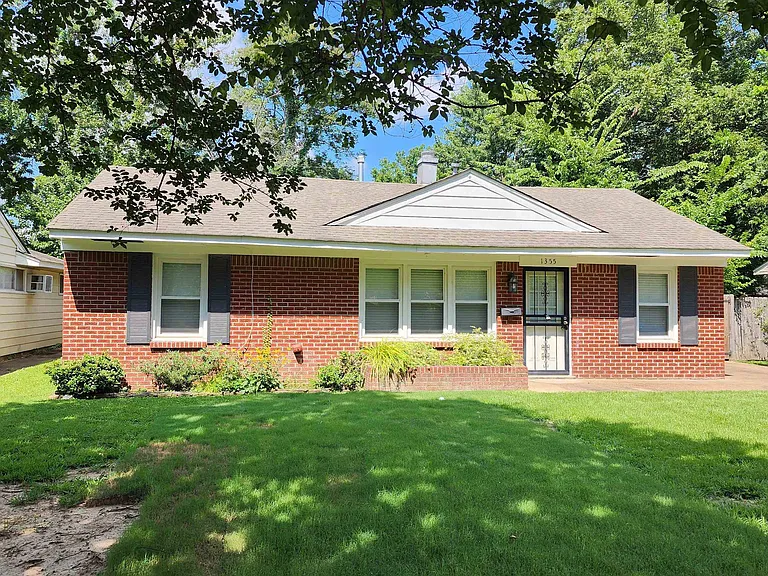 1355 Dearing Rd — Photo 3
