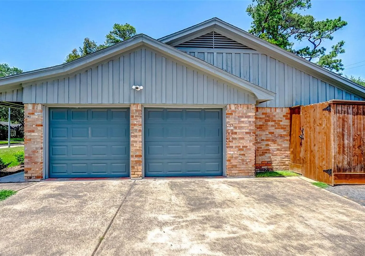 Very attractive home on large corner lot. — Photo 2