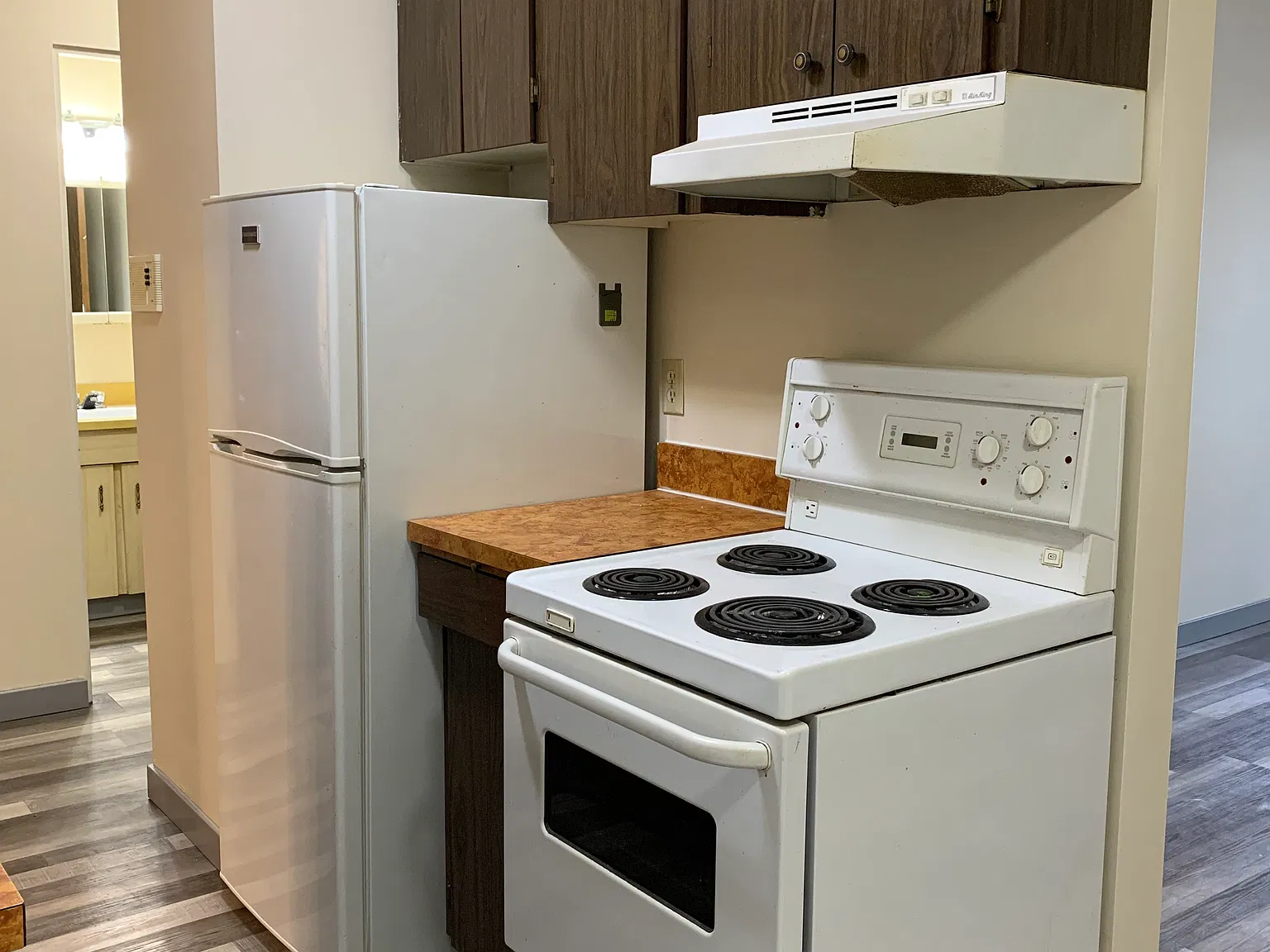 Bright 1 Bedroom Unit Conveniently Located in the Pines (RP079) — Photo 2