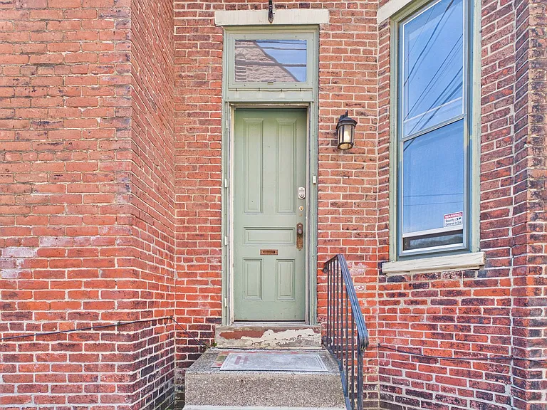 242 Harris St — Photo 2