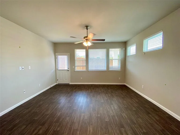 237 Michaelis Dr — Photo 8