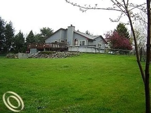 9701 Kenyan Lake Ct, Holly, MI 48442