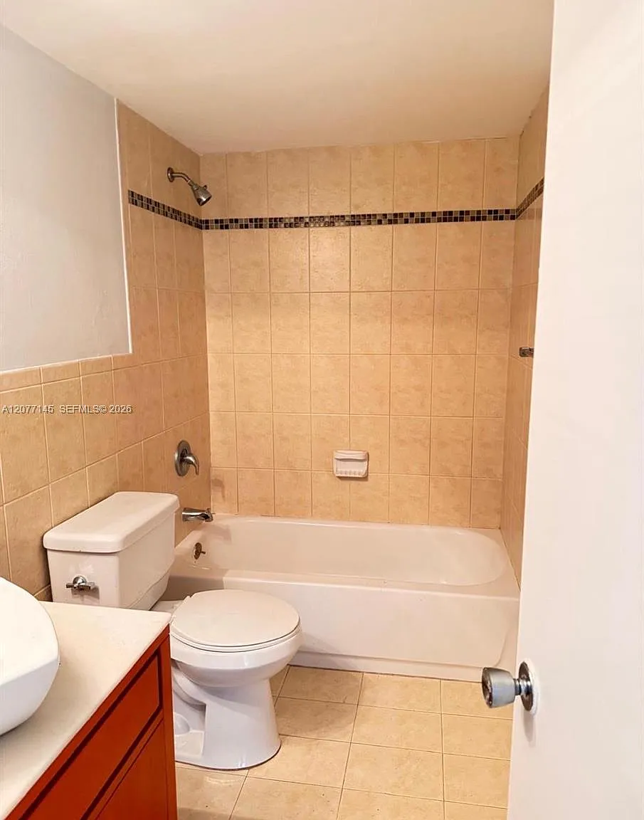 Coral Gate East Condo — Photo 2