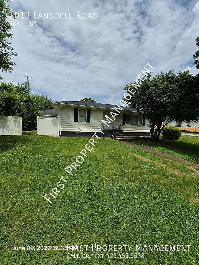 East Ridge 3 Bedroom 1 Bath Den/Dining Room Home With Detached 2 Car Garage Resident's Choice Sec... — Photo 2