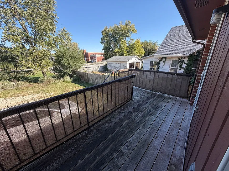323-327 W Promenade St #323