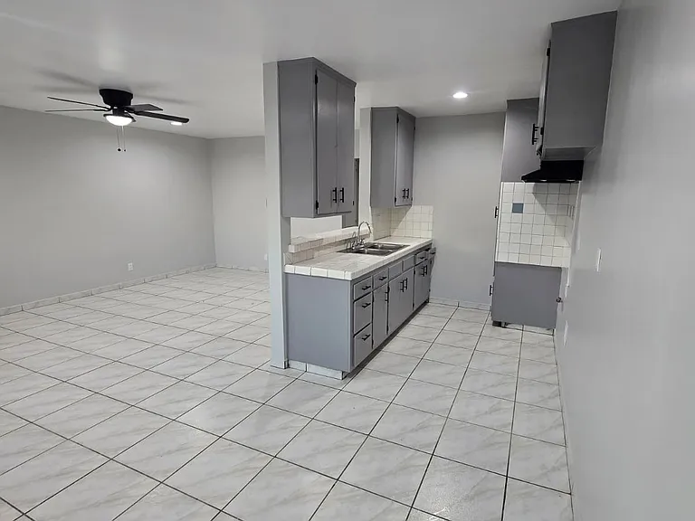 736 S Eastmont Ave #7 — Photo 2