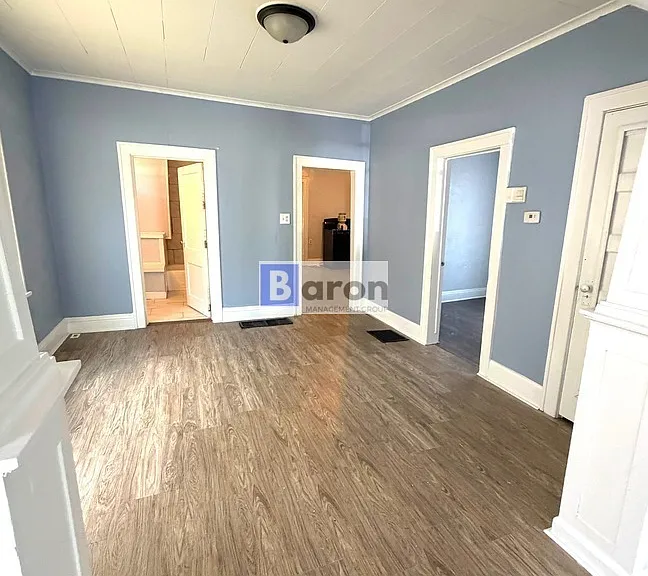 2408 Kenwood Ave — Photo 3
