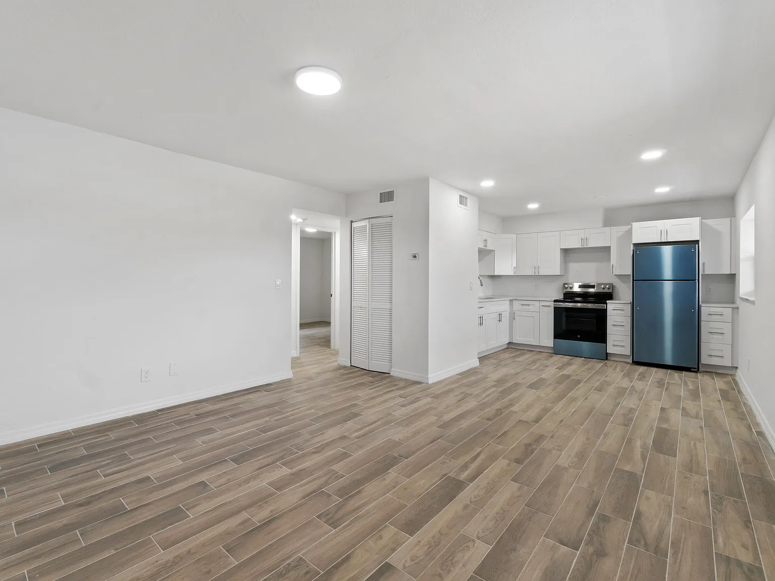 1301 Emerald Ter — Photo 4
