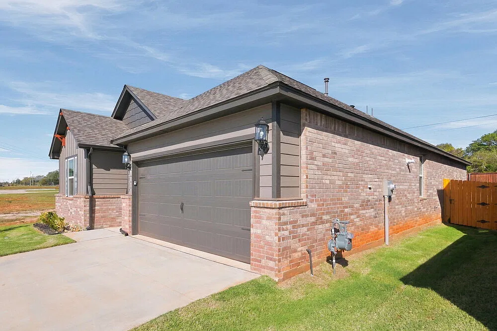 4 bed, 2.0 bath, 1802 sqft, $2,005 — Photo 1