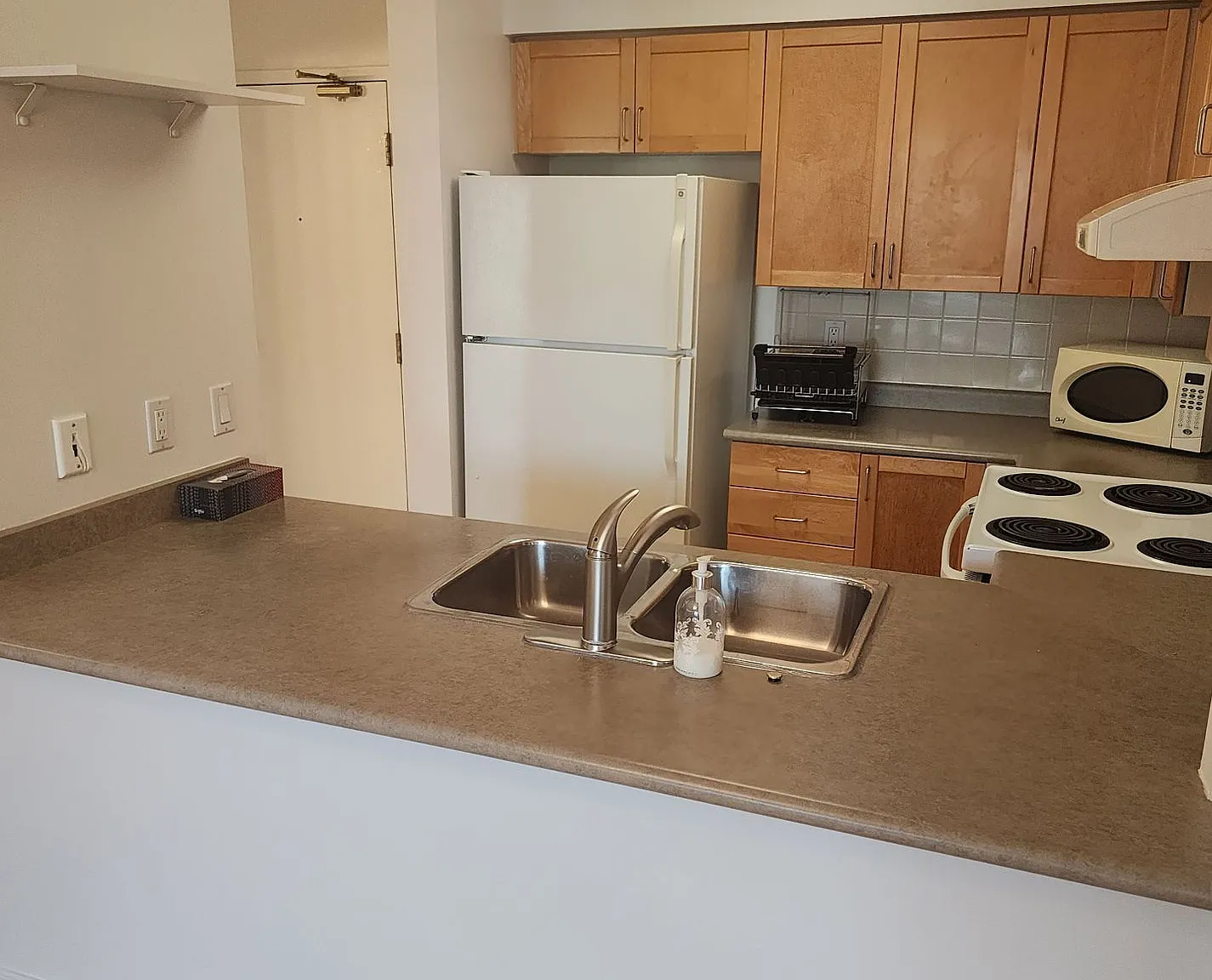 2 bed, $3,000 — Photo 3