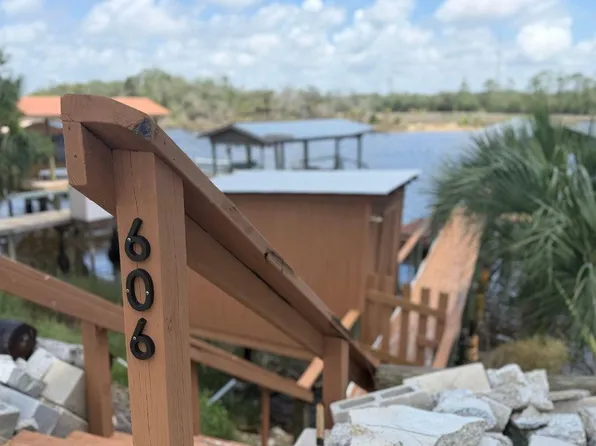 606 Riverside Dr SE, Steinhatchee, FL 32359