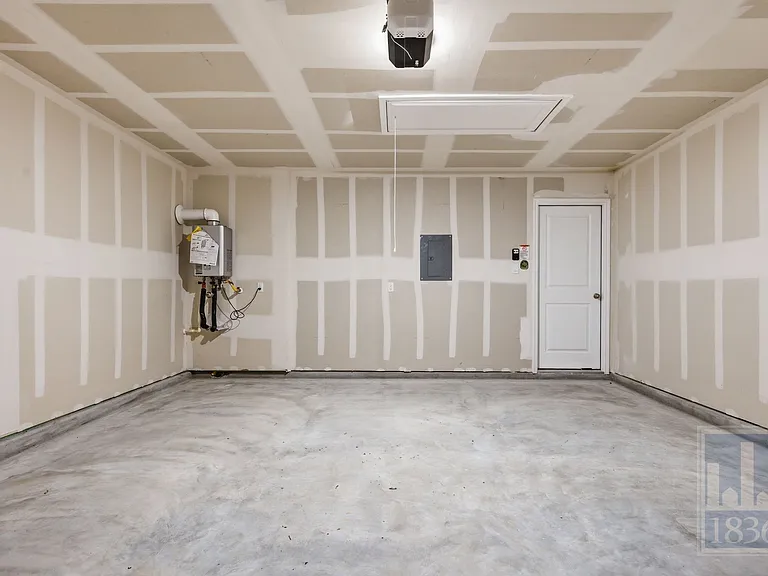 306 Constanza Trl — Photo 25