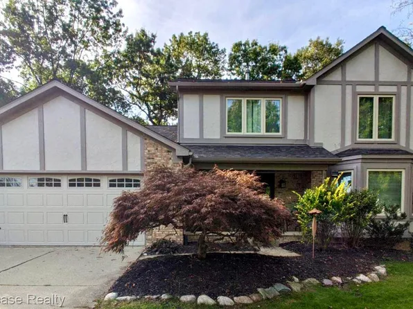 2043 Downham Dr, Wixom, MI 48393