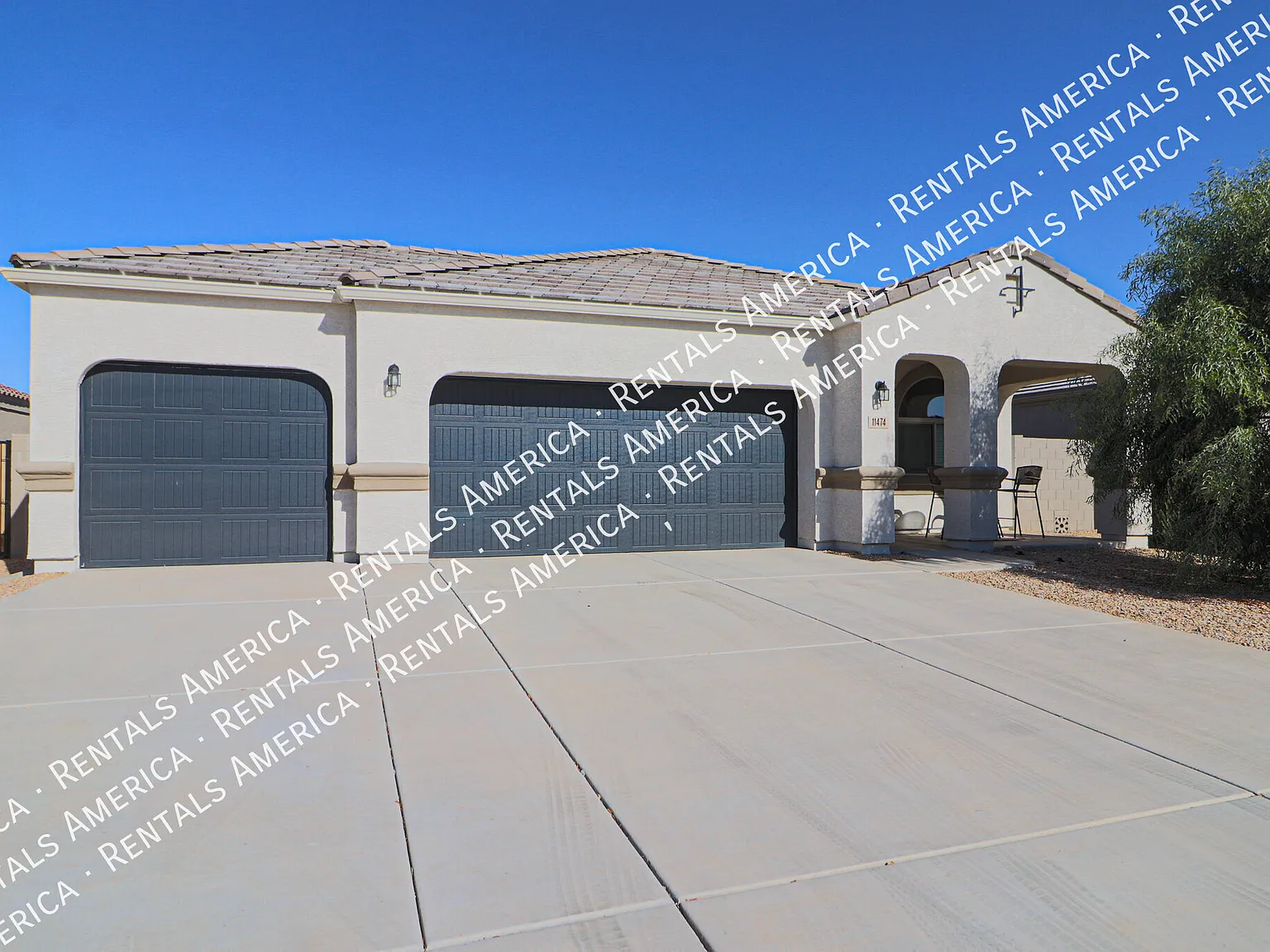 Fabulous 5 Bedroom Magma Ranch Home W/3-Car Garage — Photo 3
