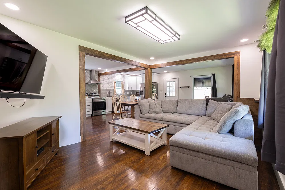 2 bed, 920 sqft, $2,400 — Photo 2