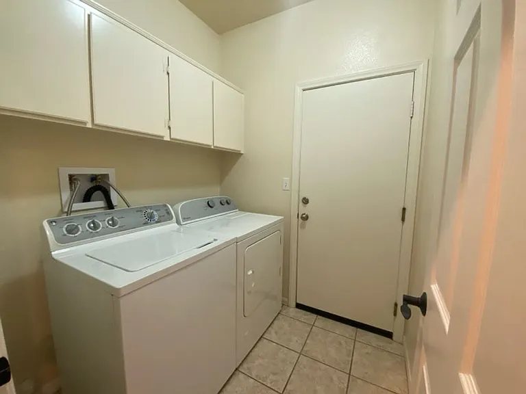 409 Lexington Cir — Photo 17
