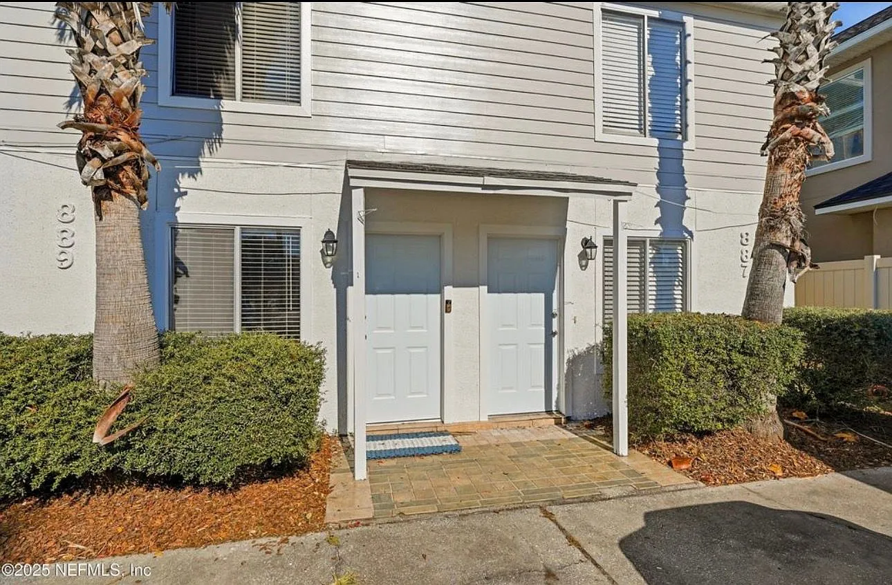2 bed, 2.5 bath, 960 sqft, $2,300 — Photo 1