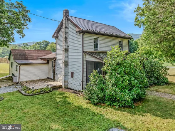 74 Bayberry Ln, Berkeley Springs, WV 25411