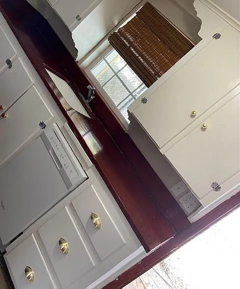 211 W Collins St — Photo 13