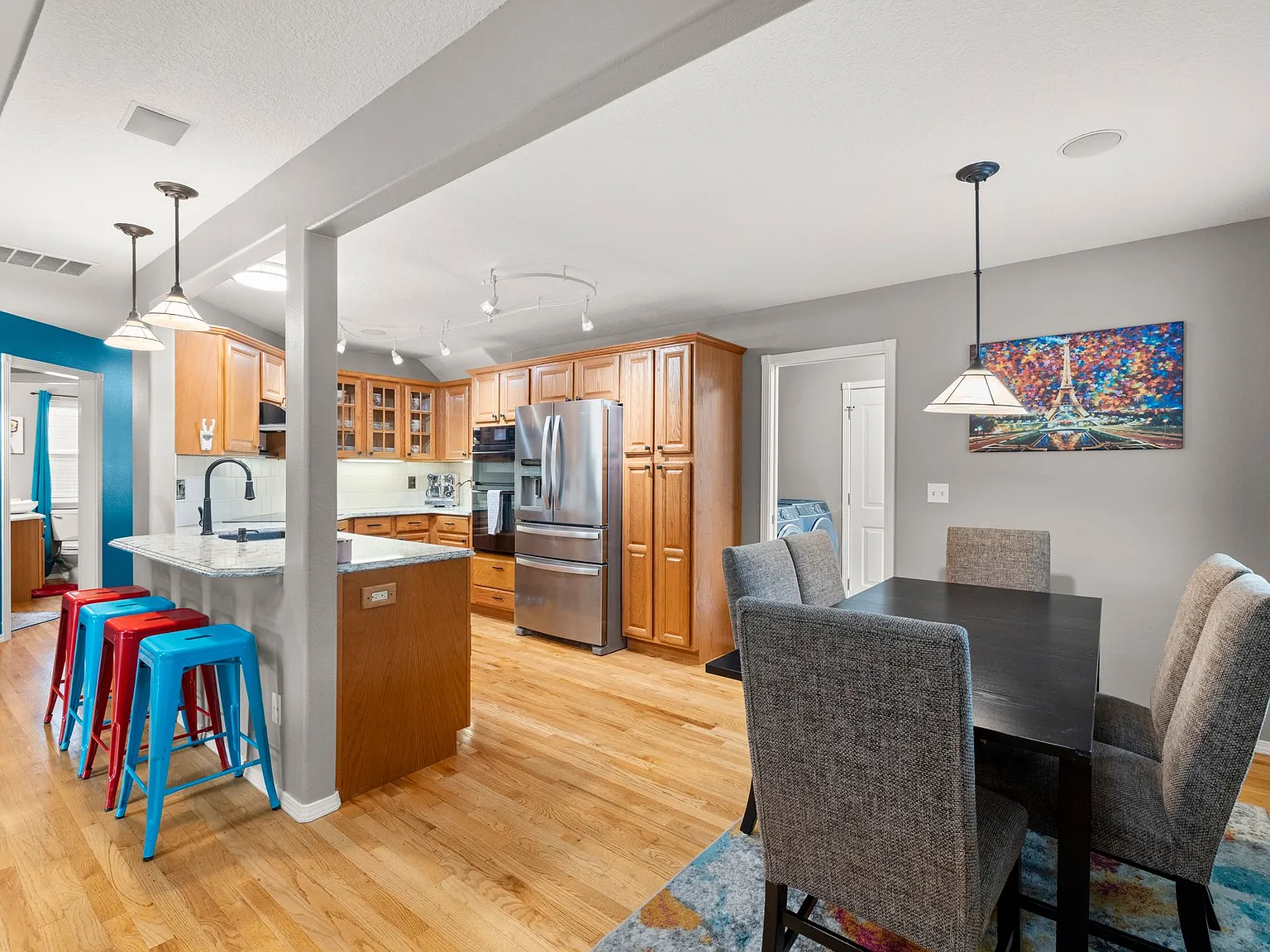 4 bed, 2.5 bath, 2320 sqft, $3,500 — Photo 4