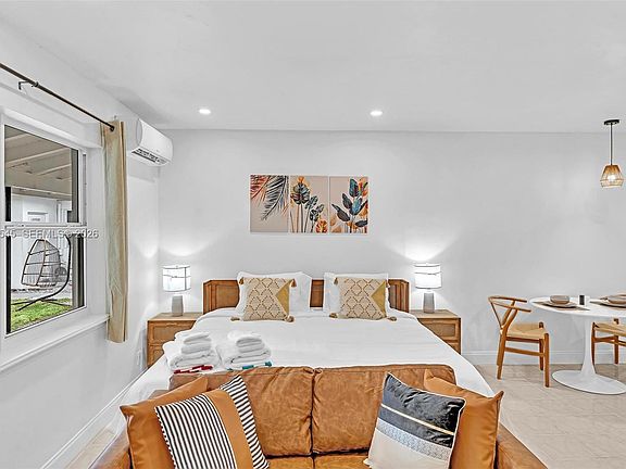 4th image of 1941 Washington St #5