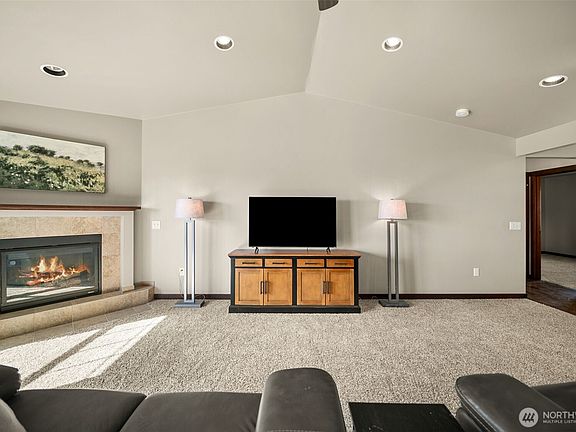 5th image of 229 Sun Valley Drive