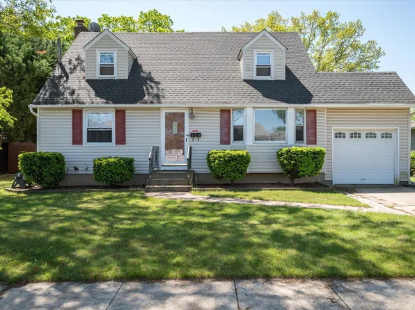 128 Yoakum Avenue, Farmingdale, NY 11735