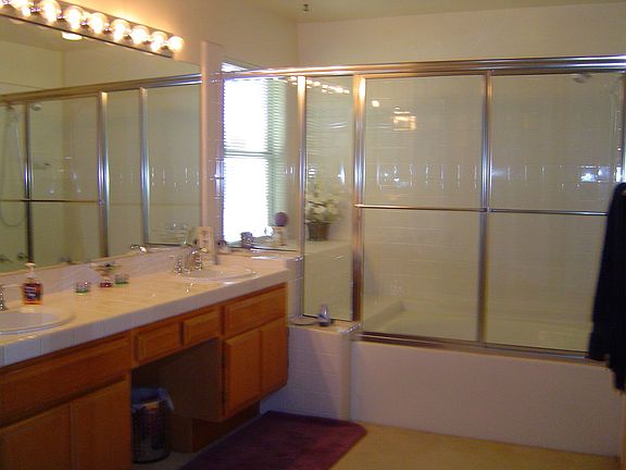 Large Master Bath with oval tub 