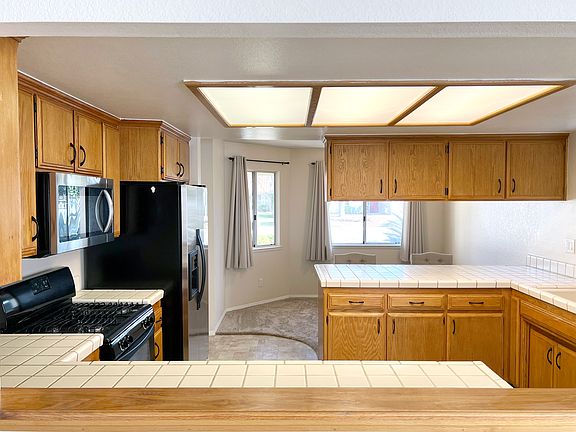 Kitchen and breakfast area