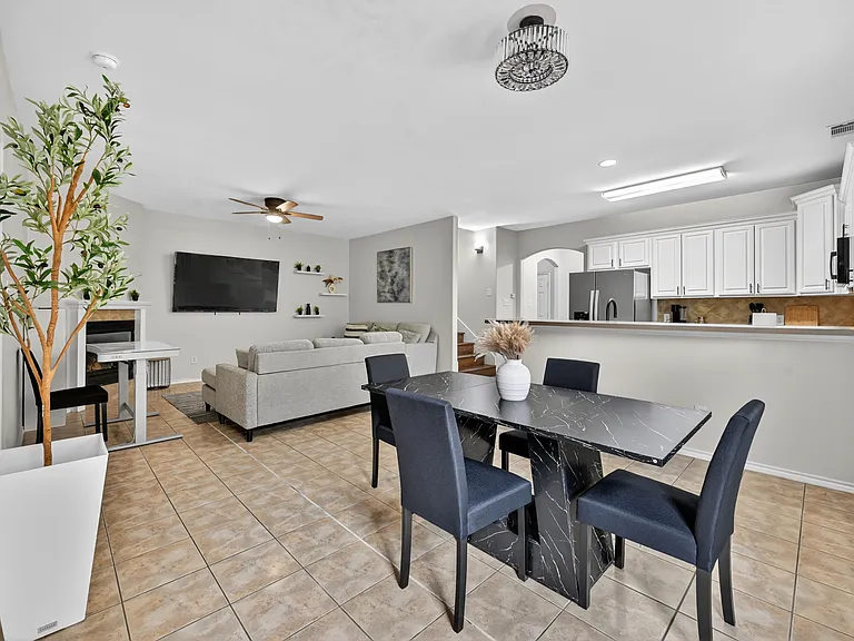 154 Castleridge Dr #B — Photo 3
