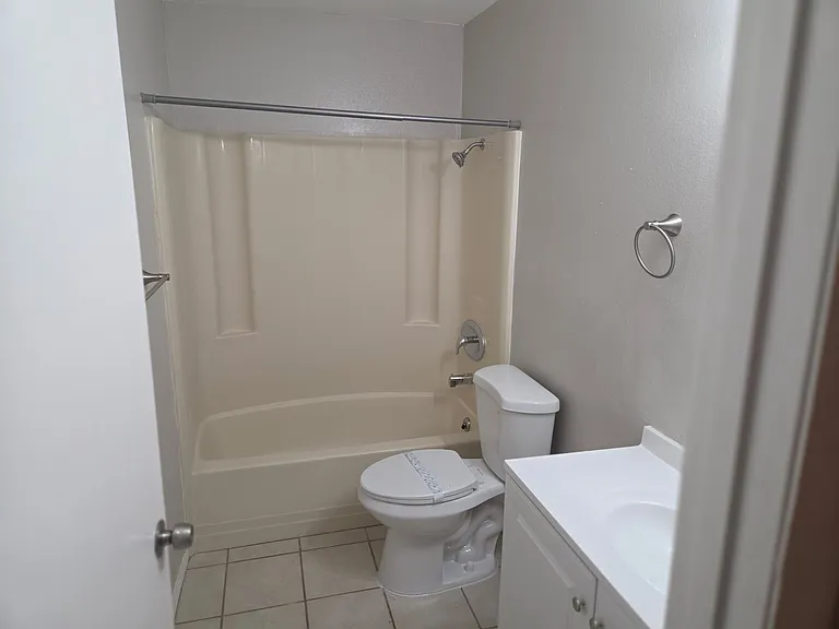 2434 N John Young Pkwy #6 — Photo 7