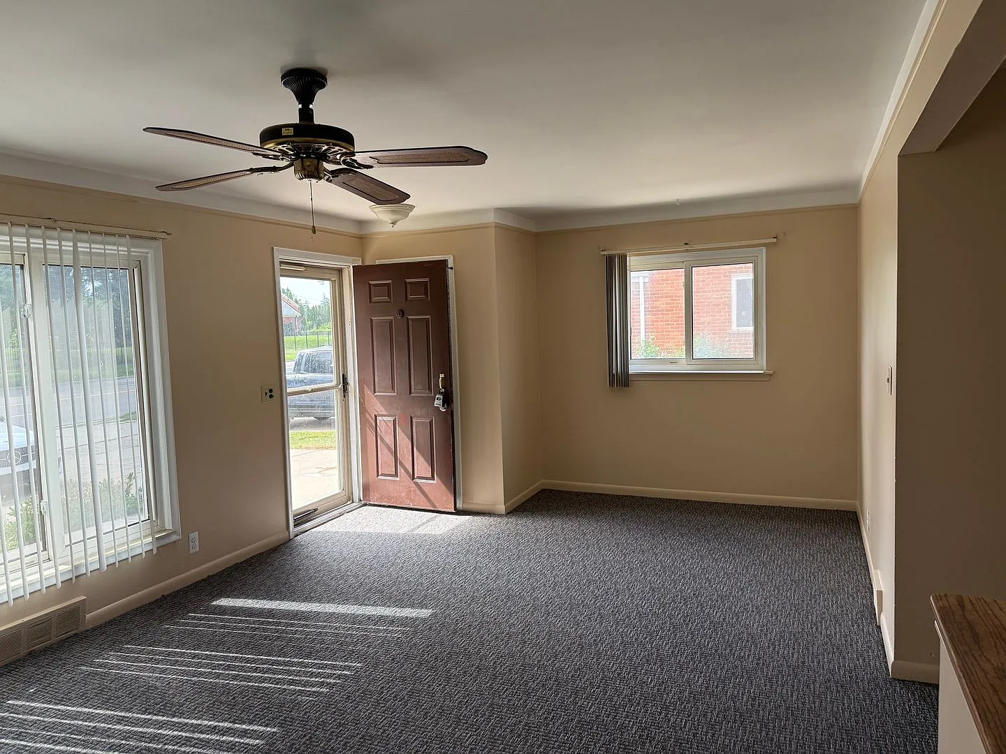 3 Bedroom Ranch/Full Basement - Warren — Photo 3