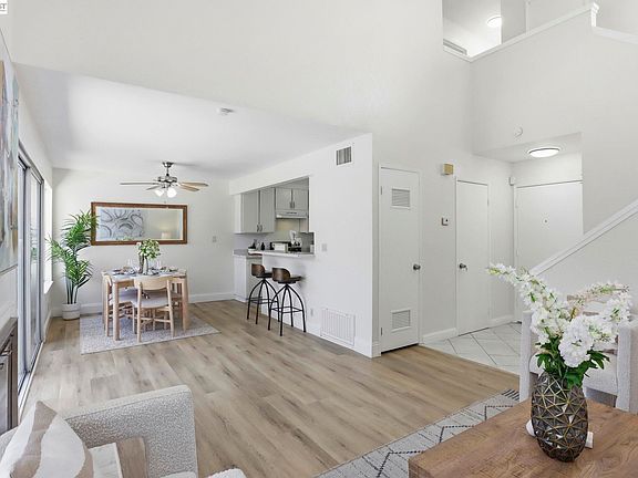 5th image of 27720 Persimmon Dr
