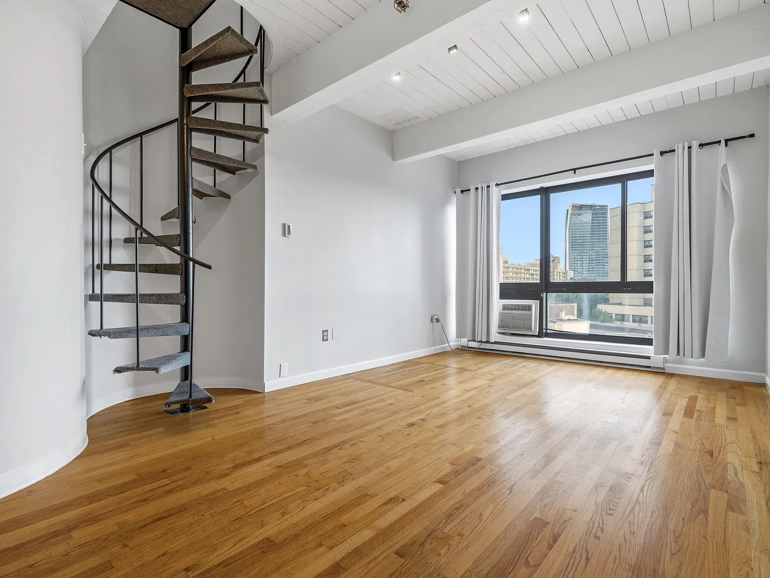 2 bed, 1.5 bath, 647 sqft, $3,600 — Photo 4