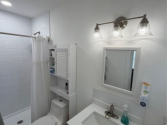 5th image of 2426 Stella St