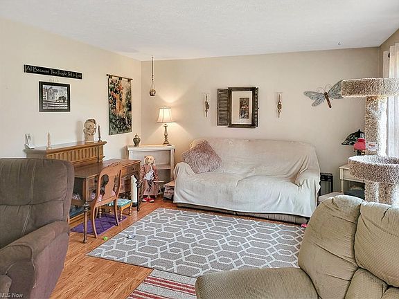 3rd image of 7580 Crestwood Ln