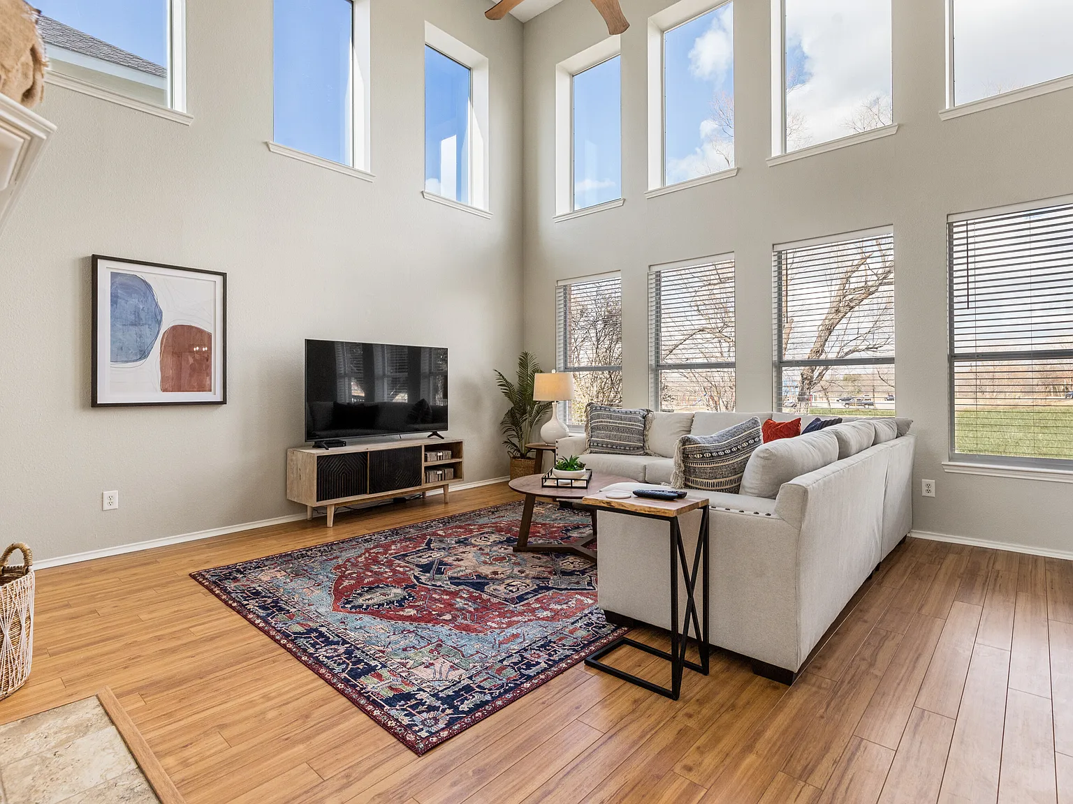 4 bed, 3.5 bath, 3409 sqft, $8,294 — Photo 4