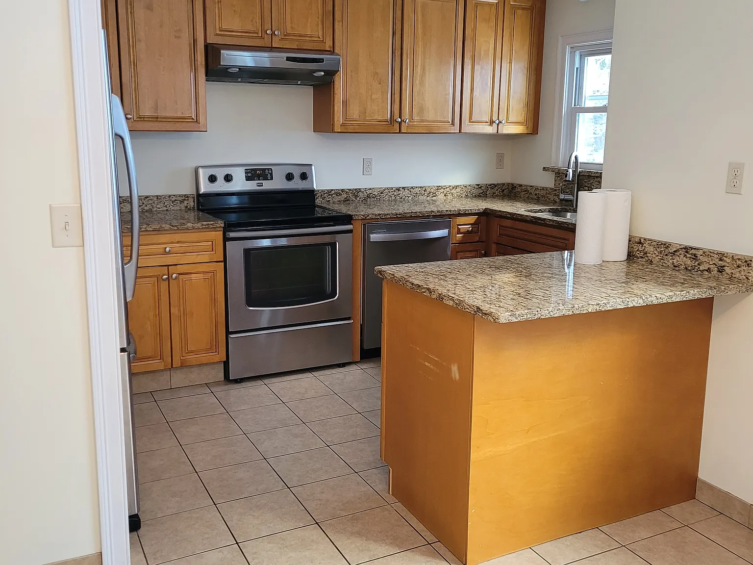 3 bed, 865 sqft, $2,000 — Photo 3