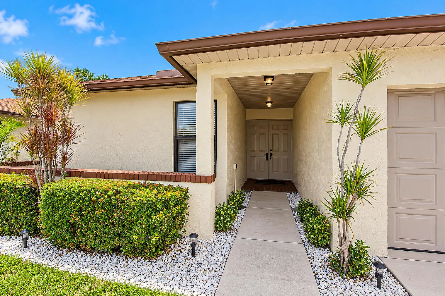 3 bed, 2.0 bath, 1296 sqft, $3,220 — Photo 2